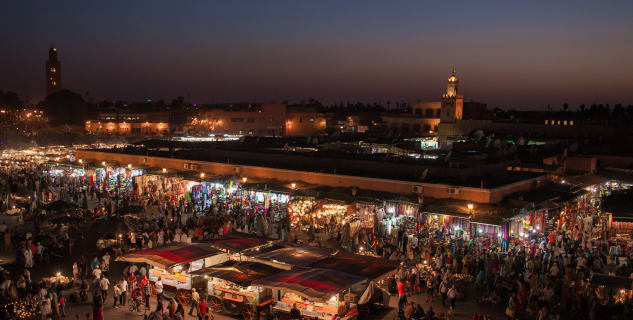 Náměstí Jemaa el-Fna - https://www.flickr.com/photos/xavier33300/9126147462/in/photolist-eUrTG3-eUojEz-8ZnZmW-5UZi4Y-bYAdyA-48PrbG-xrA4u-2R64Y-dNJK9R-5ScRZr-dNJLq6-2RZQp-5UUUwg-d8VmE7-9YhMB5-9B9Pjv-9B9PPv-2R5Uu-sb2egG-gzjqT6-5UZhZ7-2RZCJ-8Suppv-o8KkW-rUhVLz-d8Kp1W-rBMjMs-rBVceB-rUnt14-qXzmxD-rUhW4D-rUfffq-rUnu1F-rXsRCN-rF26KS-o8FNv-rDgfQr-rXsRi9-3ajWtw-o8K81-o8ESZ-o8G47-o8FZf-o8KhU-o8FAi-o8Dr8-o8Hr9-o8DVr-o8Jxk-o8GDf