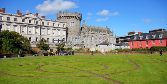 Dublinský hrad a jeho zahrady - https://commons.wikimedia.org/wiki/File:The_Dubhlinn_Gardens_Dublin_Castle_01.JPG