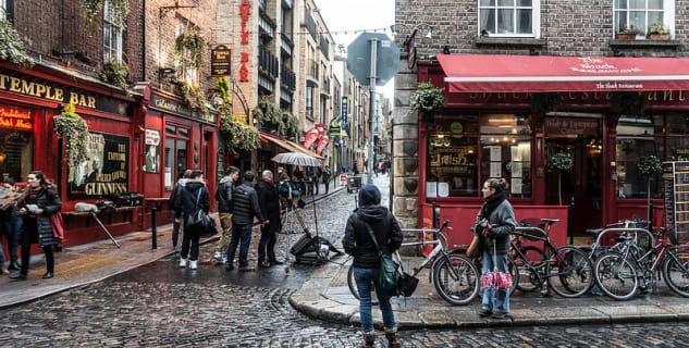 Populární čtvrť Temple Bar - https://www.flickr.com/photos/infomatique/8372192155 