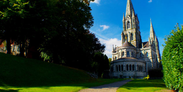 Katedrála St Fin Barre - https://commons.wikimedia.org/wiki/File:Saint_Fin_Barre%27s_Cathedral.jpg