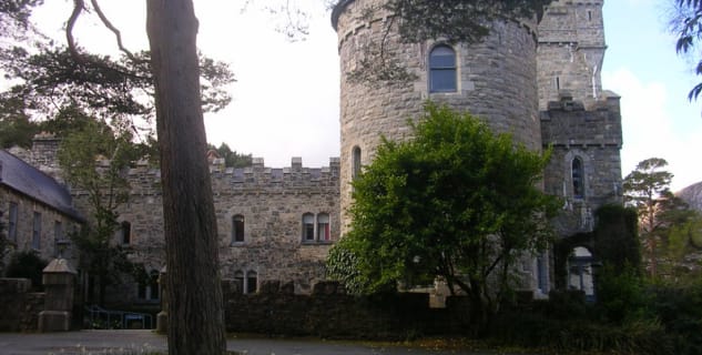 Glenveaghský hrad - https://commons.wikimedia.org/wiki/File:IE_Glenveagh_Castle_01.jpg 