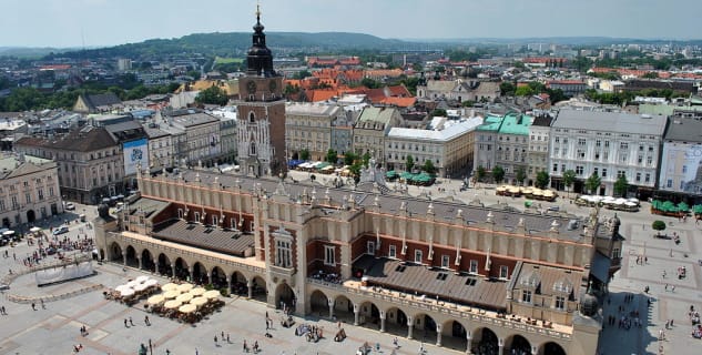 Hlavní náměstí - https://commons.wikimedia.org/wiki/File:A-10_Sukiennice_w_Krakowie_Krak%C3%B3w,_Rynek_G%C5%82%C3%B3wny_MM.jpg