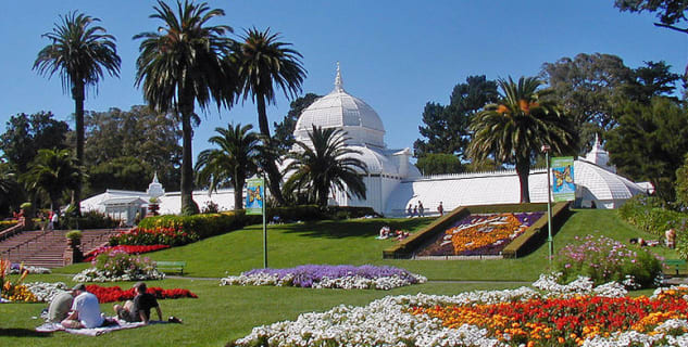 Zahrada plná květin v Golden Gate Parku - http://commons.wikimedia.org/wiki/File:SF_Conservatory_of_Flowers_3.jpg