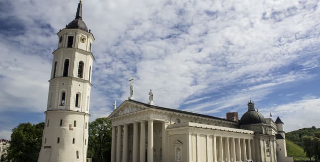 Katedrála Vilnius - https://www.flickr.com/photos/viviendoenlaerapop/19083620966/