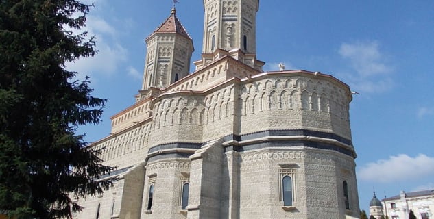 Kostel Tří hierarchů - https://commons.wikimedia.org/wiki/File:Iglesia_Trei_Ierarhi_(acabada).jpg?uselang=cs