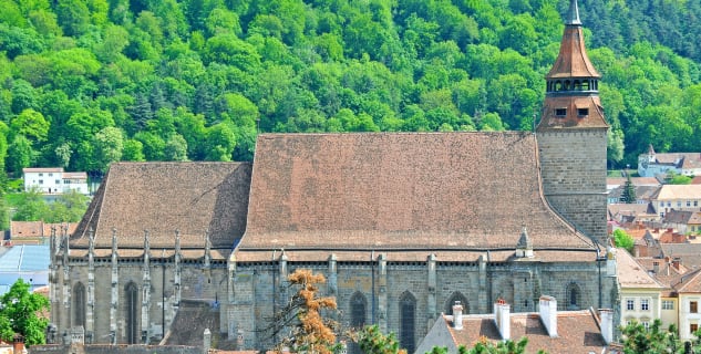 Černý kostel v Brašově - https://www.flickr.com/photos/archer10/7664458610/in/photolist-cFhmw7-vGHjf-oDBivF-cFgZ2L-pBhznm-cFh7MU-cFh1zG-h7BMp-rKZDwx-7vg4b4-oYyanv-5dk7eV-2Rsj3K-68jaJ-nrAUFM-5hamd2-7FS8Lr-7FS9XM-5dpqDJ-cwcg4-i1pmBH-2RsmkR-ryWT5c-rQYMdb-4QFSvp-4KM7ep-4KRm3o-cwceZ-rAGxYW-rAGx8N-qWgu3S-ryWkwc-qWt7ga-rT9meN-7w852R-6zXtUq-auFhUc-3PJC8-3PJro-3PJzy-3PJyt-3PJDv-3PJu8-7oUb9B-6piUJM-4QFRkX-4QFRa8-4QL56j-4QL4y3-48bUNM