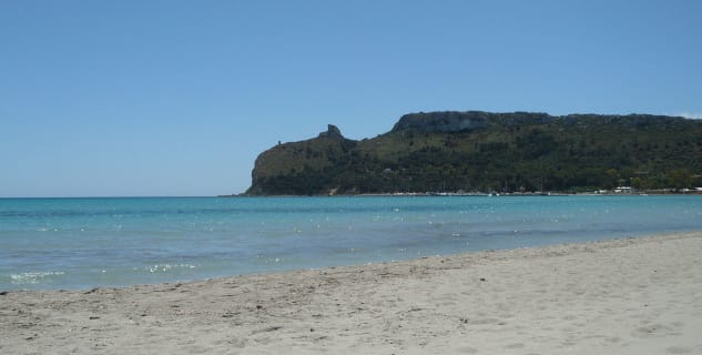 Pláž Poetto - https://en.wikipedia.org/wiki/Cagliari_metropolitan_city#/media/File:Plage_%22Il_Poetto%22,_Cagliari.JPG