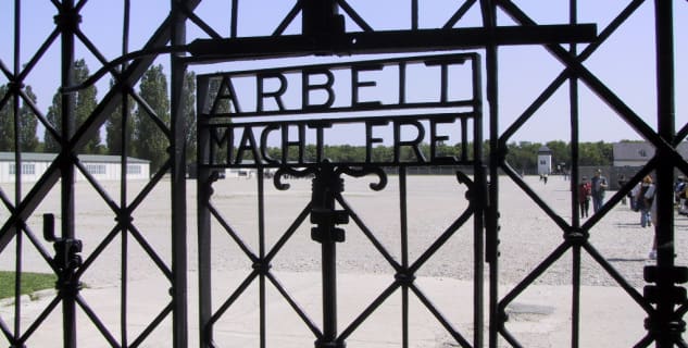 Nadpis Arbeit Macht Frei v Dachau - https://www.flickr.com/photos/jaygalvin/61305279/