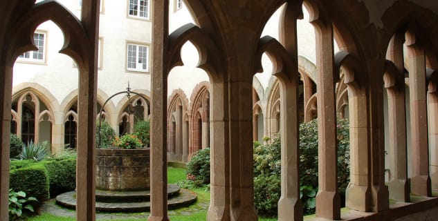 Trinitářský kostel a klášter Vianden - https://www.flickr.com/photos/jamesstringer/2851904719/in/photolist-5m61Kq-5m1KV2-5m1Kwr-5m1HHF-5m61co-5m1Hji-5m61my-5m5YJj-5m63a9-5m625L