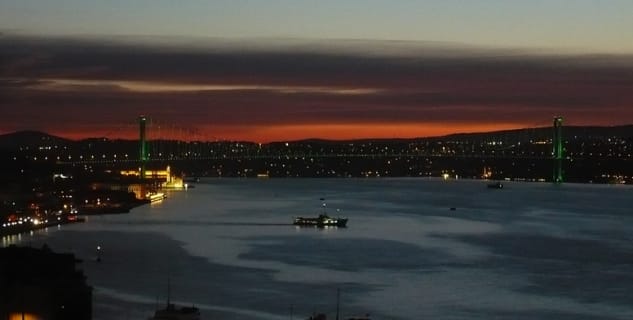 Západ slunce Bosphorus Bridge z Cihangir - http://commons.wikimedia.org/wiki/File:Sunset_Bosphorus_Bridge_from_Cihangir.jpg