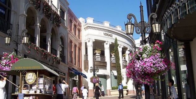 Via Rodeo Dr - http://commons.wikimedia.org/wiki/File:Via_Rodeo_Dr.JPG