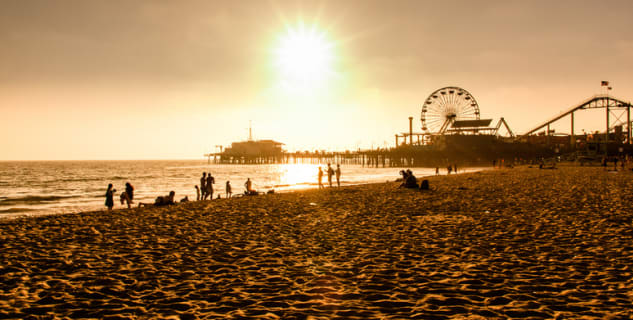 Santa Monica pláž - https://www.flickr.com/photos/multimaniaco/13870251534