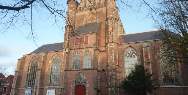 Kostel Pieterskerk - https://commons.wikimedia.org/wiki/File:Leiden_-_Kloksteeg_-_Pieterskerk.JPG