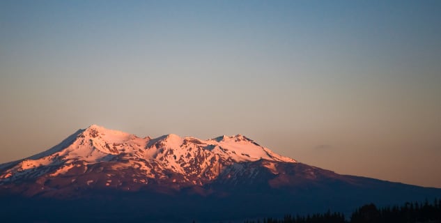 Západ slunce nad Mount Ruapehu - https://commons.wikimedia.org/wiki/File:Mt._Ruapehu_daybreak_from_the_Officers'_Mess,_Waiouru,_New_Zealand,_24th._Nov._2010_-_Flickr_-_PhillipC.jpg