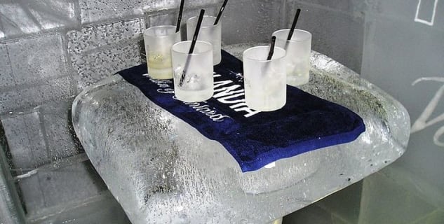 Bar z ledu - http://commons.m.wikimedia.org/wiki/File:Ice_Bar_in_Finland.jpg