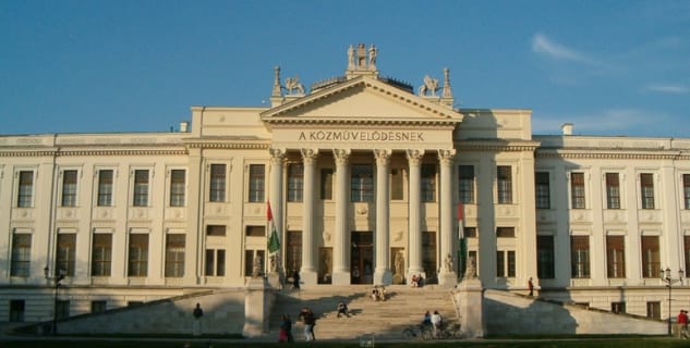 Muzeum Ference Móra  - http://commons.wikimedia.org/wiki/File:Hungary-szeged-museum2.jpg