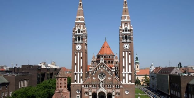 Náměstí Dom tér s věží Dömötör a kostelem - http://commons.wikimedia.org/wiki/File:Szeged_D%C3%B3m_templomSF.jpg