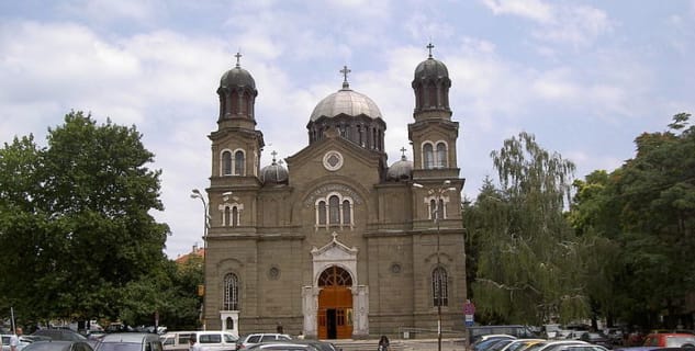 Katedrála sv. Cyrila a Metoděje - http://commons.wikimedia.org/wiki/File:KIM_Burgas.JPG
