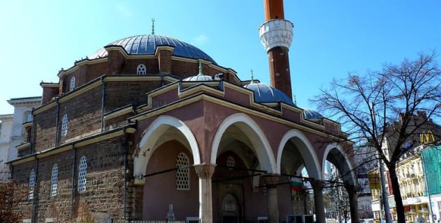 Mešita Banja Baši - https://commons.wikimedia.org/wiki/File:Banya_Bashi_Mosque_in_Sofia.jpg