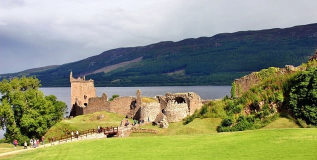 Hrad Urquhart u jezera Loch Ness - http://pixabay.com/en/loch-ness-urquhart-castle-scotland-260867/