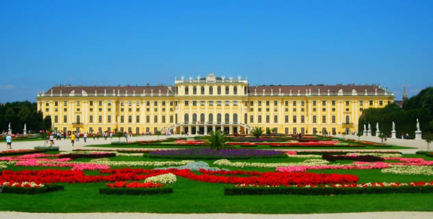 Zámek Schönbrunn - http://commons.wikimedia.org/wiki/File:Sch%C3%B6nbrunn_Palace_01.jpg