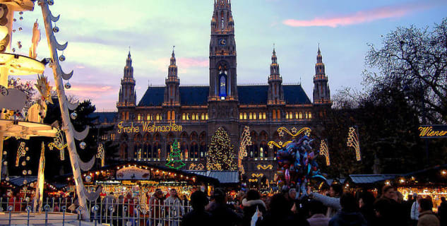 Vídeňské vánoční trhy - radnice - http://commons.wikimedia.org/wiki/File:Rathaus_Christmas_Market.jpg