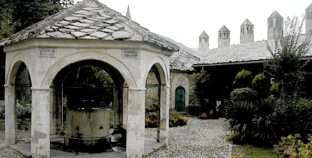 Karađozbegova mešita  - http://sh.wikipedia.org/wiki/Kara%C4%91ozbegova_d%C5%BEamija#/media/File:Mostar_Karadjoz_Beg_Moschee.jpg