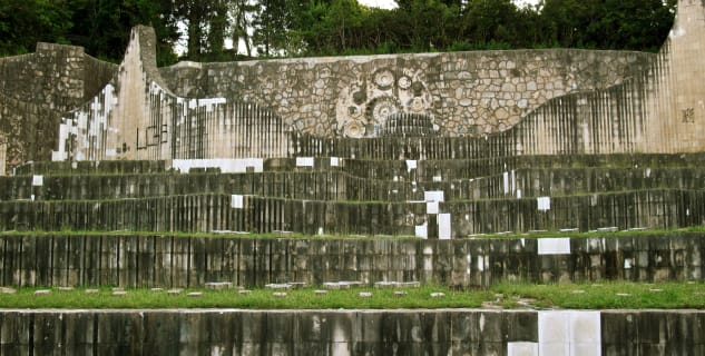 Partyzánský pamětní hřbitov - http://en.wikipedia.org/wiki/Partisan_Memorial_Cemetery_in_Mostar#/media/File:Partisan_Memorial_in_Mostar.jpg