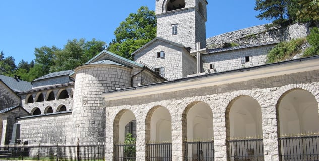 Klášter Cetinje - http://en.wikipedia.org/wiki/Cetinje#/media/File:Cetinje_monastery.jpg