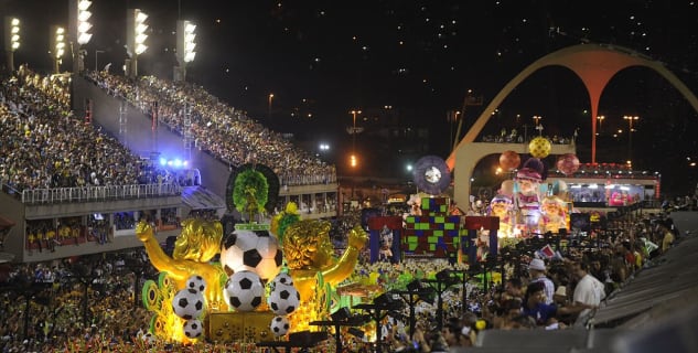 Sambadrome v Rio de Janeiro - https://commons.wikimedia.org/wiki/File:Uniaodailha2014.jpg