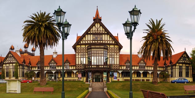 Rotorua muzeum - https://en.wikipedia.org/wiki/Rotorua#/media/File:Rotorua_museum.jpg