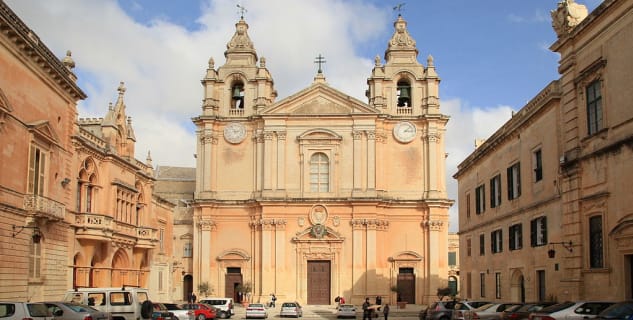 Katedrála sv. Pavla na Maltě - https://commons.wikimedia.org/wiki/File:Malta_-_Mdina_-_Pjazza_San_Pawl_%2B_St._Paul's_Cathedral_ex_01_ies.jpg