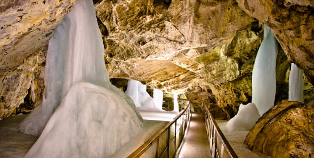 L´adová jeskyně - https://www.flickr.com/photos/michaelcamilleri/7997492732/in/photolist-dbHeXJ