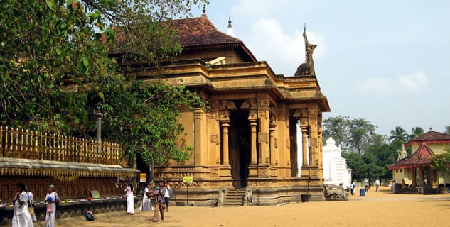 Chrám Kelaniya Raja Maha Vihara  - https://commons.wikimedia.org/wiki/File:Kelaniya_001.jpg