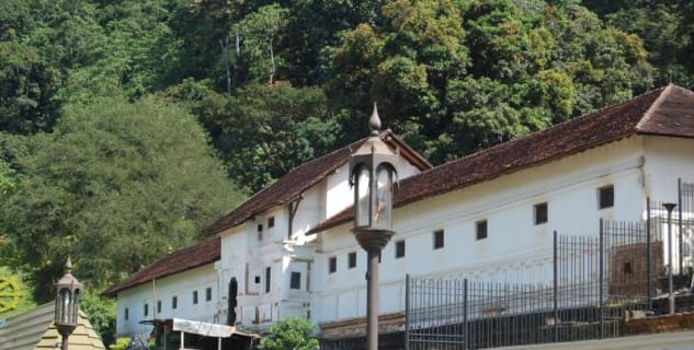 Královský palác - https://en.wikipedia.org/wiki/Royal_Palace_of_Kandy#/media/File:Royal_Palace_Kandy.JPG