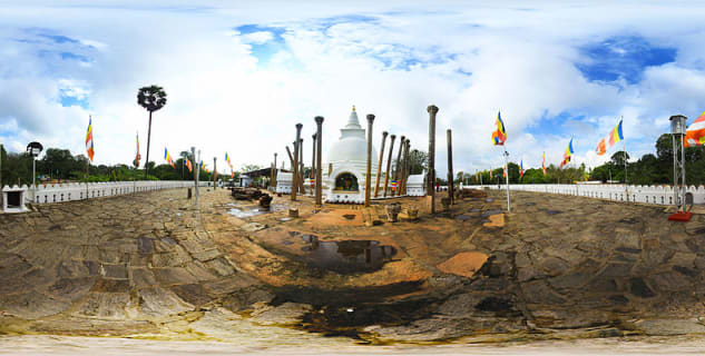 Thuparama Dagoba - https://commons.wikimedia.org/wiki/File:Thuparamaya_dagoba_in_Anuradhapura,Sri_lanka.jpg