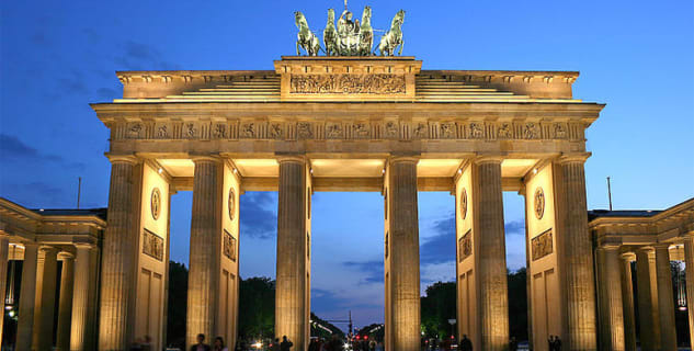 Braniborská brána v Berlíně - http://commons.wikimedia.org/wiki/File:Brandenburger_Tor_abends.jpg