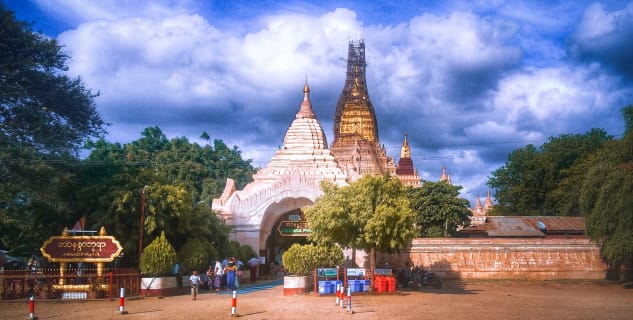 Chrám Ananda v Baganu - https://commons.wikimedia.org/wiki/File:Ananda_temple_in_bagan.jpg