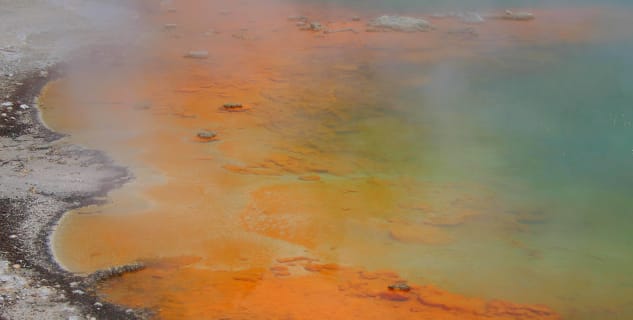 Termální jezírko "Malířova paleta" v parku Wai-O-Tapu - https://commons.wikimedia.org/wiki/File:Champagne_pool_edge_wai-o-tapu_nz.jpg