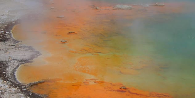 Termální jezírko "Malířova paleta" v parku Wai-O-Tapu - https://commons.wikimedia.org/wiki/File:Champagne_pool_edge_wai-o-tapu_nz.jpg