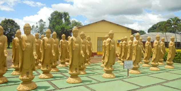 Budhistický klášter Foz do Iguazu - https://commons.wikimedia.org/wiki/File:Templo_budista_de_foz_do_igua%C3%A7u6.JPG#filelinks