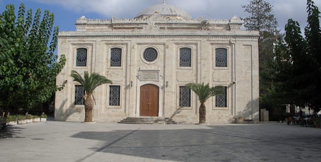 Kostel sv. Tita - https://commons.wikimedia.org/wiki/File:Apostle_Titus_Church_in_Iraklio_(244433163).jpg?uselang=cs