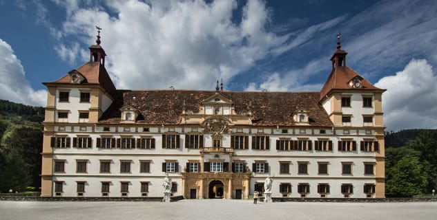 Eggenberg - https://commons.wikimedia.org/wiki/File:Schloss_Eggenberg_Fassade.jpg