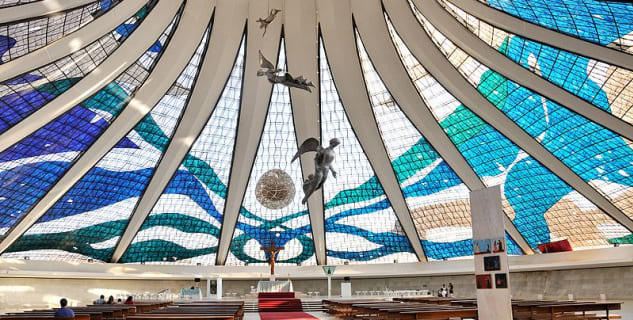 meropolitní katedrála, Brasilia - https://commons.wikimedia.org/wiki/File:Cathedral_of_Brasilia_int_July_2009.jpg