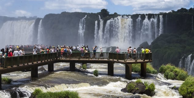 vyhlídka pod vodopády Iguacu - https://commons.wikimedia.org/wiki/File:Parque_Nacional_do_Igua%C3%A7%C3%BA_-_Igua%C3%A7u_National_Park_%2814116132151%29.jpg