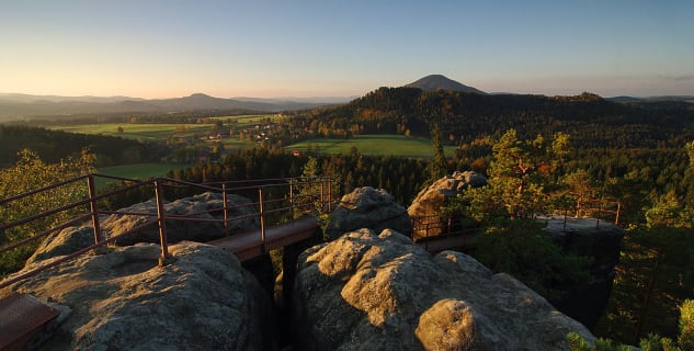 Vyhlídková plošina na Šaunštějně - https://commons.wikimedia.org/wiki/File:%C5%A0aun%C5%A1tejn_-_Loupe%C5%BEnick%C3%BD_hrad_-_1.jpg