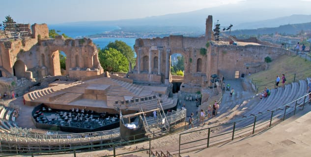 Řecké divadlo Teatro Greco  - https://www.flickr.com/photos/luca_volpi/6098992475/