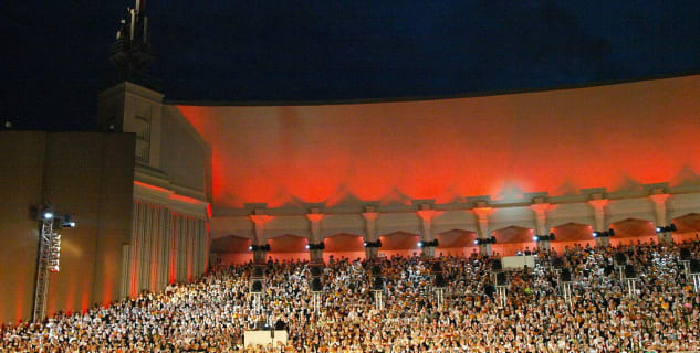 Svátky písní, Riga, závěrečný koncert - https://en.wikipedia.org/wiki/Latvian_Song_and_Dance_Festival#/media/File:Latvian_song_festival_by_Dainis_Matisons,_2008-2.jpg