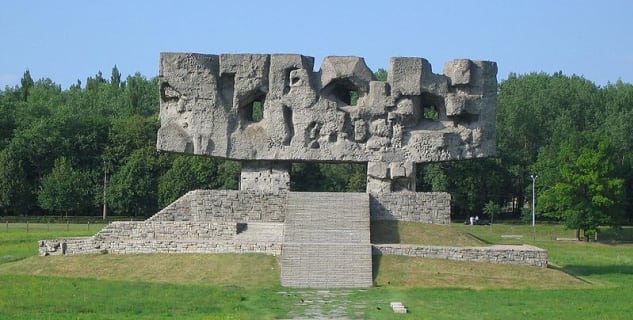 Majdanek - https://cs.wikipedia.org/wiki/Soubor:Majdanek_pomnik.jpg