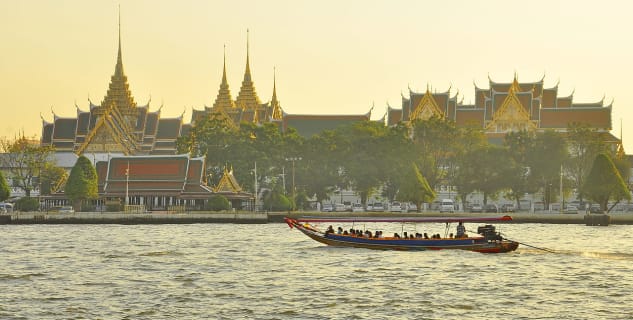 The Grand Palace přes řeku Chao Phraya - https://en.wikipedia.org/wiki/File:%E0%B8%9E%E0%B8%A3%E0%B8%B0%E0%B8%9A%E0%B8%A3%E0%B8%A1%E0%B8%A1%E0%B8%AB%E0%B8%B2%E0%B8%A3%E0%B8%B2%E0%B8%8A%E0%B8%A7%E0%B8%B1%E0%B8%87%E0%B8%A2%E0%B8%B2%E0%B8%A1%E0%B9%80%E0%B8%8A%E0%B9%89%E0%B8%B2.JPG